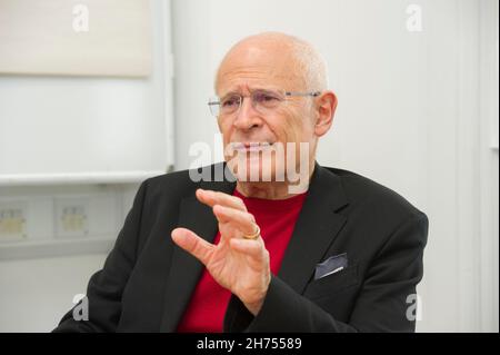 Professor Richard Portes CBE Professor für Wirtschaftswissenschaften an der London Business School im Gespräch Stockfoto