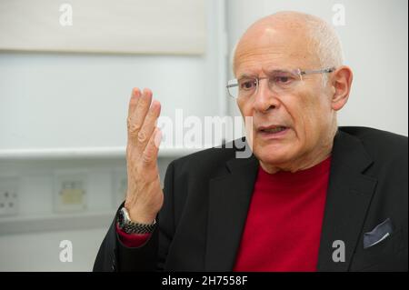 Professor Richard Portes CBE Professor für Wirtschaftswissenschaften an der London Business School im Gespräch Stockfoto