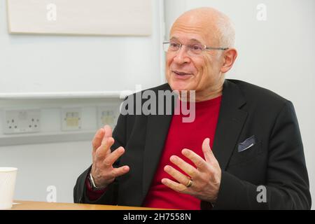 Professor Richard Portes CBE Professor für Wirtschaftswissenschaften an der London Business School im Gespräch Stockfoto