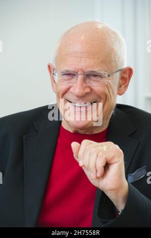 Professor Richard Portes CBE Professor für Wirtschaftswissenschaften an der London Business School im Gespräch Stockfoto