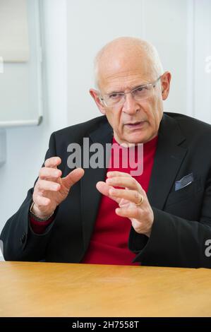 Professor Richard Portes CBE Professor für Wirtschaftswissenschaften an der London Business School im Gespräch Stockfoto