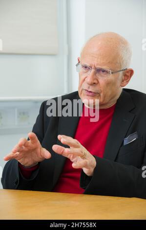 Professor Richard Portes CBE Professor für Wirtschaftswissenschaften an der London Business School im Gespräch Stockfoto