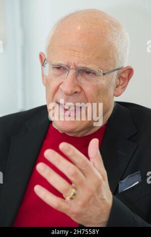 Professor Richard Portes CBE Professor für Wirtschaftswissenschaften an der London Business School im Gespräch Stockfoto