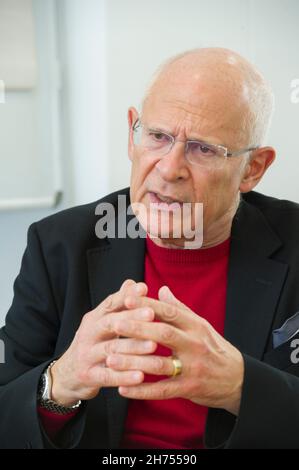 Professor Richard Portes CBE Professor für Wirtschaftswissenschaften an der London Business School im Gespräch Stockfoto