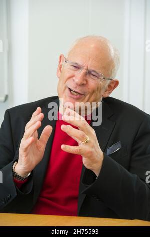 Professor Richard Portes CBE Professor für Wirtschaftswissenschaften an der London Business School im Gespräch Stockfoto