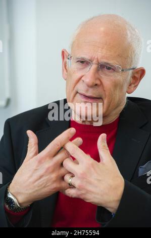 Professor Richard Portes CBE Professor für Wirtschaftswissenschaften an der London Business School im Gespräch Stockfoto