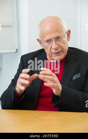 Professor Richard Portes CBE Professor für Wirtschaftswissenschaften an der London Business School im Gespräch Stockfoto