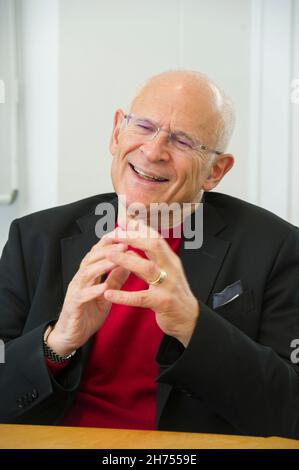 Professor Richard Portes CBE Professor für Wirtschaftswissenschaften an der London Business School im Gespräch Stockfoto