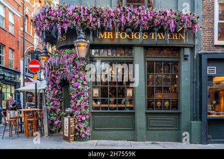 LONDON, Großbritannien - 11 2021. NOVEMBER: Mr Fogg's Tavern, eine Taverne im alten Stil, die im Mai in London unter dem Motto des Entdeckers Phileus Fogg steht und englisches Pub-Schnaps serviert Stockfoto