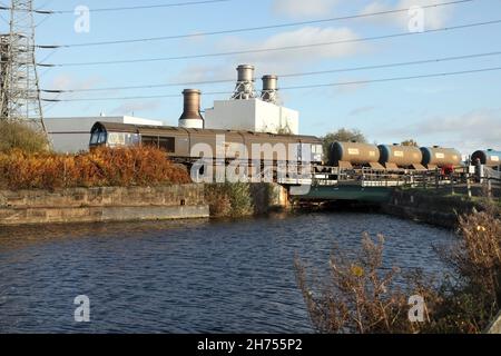 Die Lok 66423 der Baureihe 66 der DRS überquert den Stainforth- und Keadby-Kanal mit dem Grimsby Town 1138 nach York Railhead Treatment Train am 17/11/21. Stockfoto