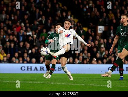 Craven Cottage, Fulham, London, Großbritannien. 20th. November 2021. EFL Championship Football, Fulham gegen Barsley; Harry Wilson von Fulham schießt, um seine Seiten 4th Tor in der 81st Minute t machen es 4-1 Credit: Action Plus Sports/Alamy Live News Stockfoto