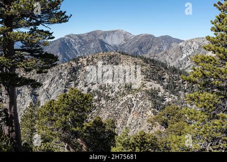 Mt Baldy und Bighorn Peak in den San Gabriel Mountains in der Nähe von Ontario und Los Angeles, Kalifornien. Stockfoto