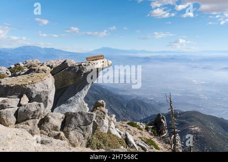 Cucamonga Peak Schild und Blick auf das San Gabriel Valley im San Bernardino County, Kalifornien. Stockfoto