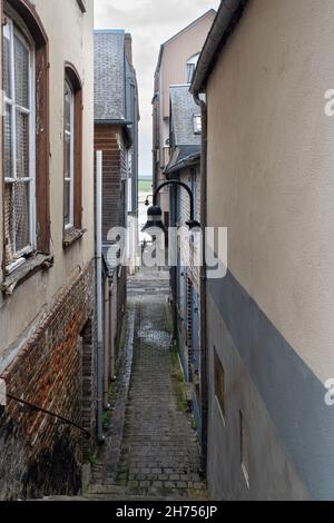 Schmale Passage zwischen alten Häusern mit Blick auf das Meer in der Ferne Stockfoto