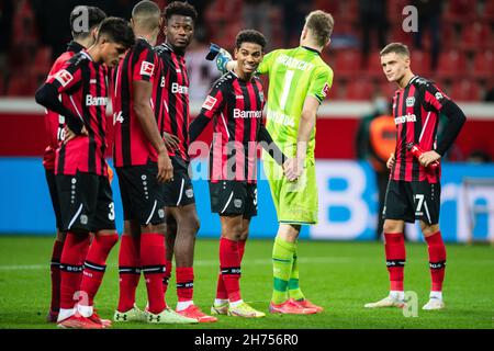 Leverkusen, Deutschland. 20th. November 2021. Fußball: Bundesliga, Bayer Leverkusen - VfL Bochum, Matchday 12, BayArena. Die Leverkusener Spieler um Amine Adli (5th v.l.), Torwart Lukas Hradecky und Florian Wirtz stehen nach dem Spiel vor den Fans. Quelle: Marius Becker/dpa - WICHTIGER HINWEIS: Gemäß den Bestimmungen der DFL Deutsche Fußball Liga und/oder des DFB Deutscher Fußball-Bund ist es untersagt, im Stadion und/oder vom Spiel aufgenommene Fotos in Form von Sequenzbildern und/oder videoähnlichen Fotoserien zu verwenden oder zu verwenden./dpa/Alamy Live News Stockfoto