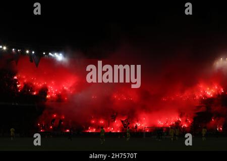 Paris, Frankreich, 20th. November 2021. PSG-Fans zünden während des Ligue 1-Spiels im Parc des Princes, Paris, Lichtreflecken an. Bildnachweis sollte lauten: Jonathan Moscrop / Sportimage Stockfoto