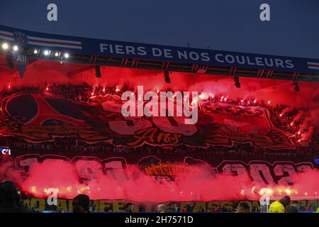 Paris, Frankreich, 20th. November 2021. PSG-Fans zünden während des Ligue 1-Spiels im Parc des Princes, Paris, Lichtreflecken an. Bildnachweis sollte lauten: Jonathan Moscrop / Sportimage Stockfoto