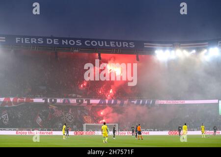 Paris, Frankreich, 20th. November 2021. PSG-Fans zünden während des Ligue 1-Spiels im Parc des Princes, Paris, Lichtreflecken an. Bildnachweis sollte lauten: Jonathan Moscrop / Sportimage Stockfoto