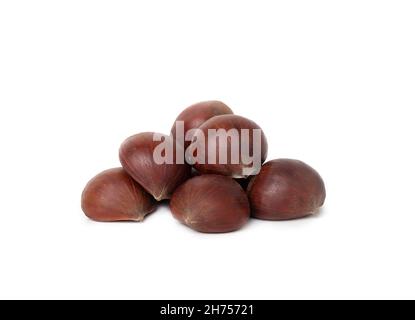 Haufen Kastanien, Nahaufnahme. Perspektivische Ansicht mehrerer roher brauner Edelkastanienfrüchte übereinander. Verwendet in vielen Herbst Rezepte gebacken, boile Stockfoto