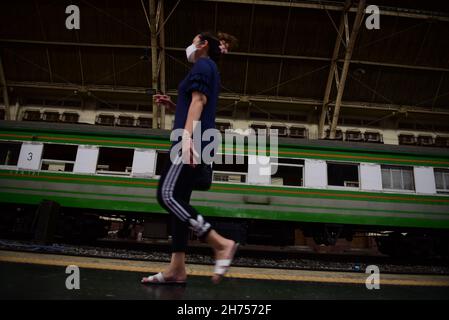 Bangkok, Thailand. 20th. November 2021. Thailand - Menschen und viele Familien kommen zusammen, um Fotos vom Bahnhof Bangkok oder Hua Lamphong zu machen, bevor sie am 20. November 2021 die Legende von Thailands ältestem Bahnverkehrsknotenpunkt schließen. (Bild: © Teera Noisakran/Pacific Press via ZUMA Press Wire) Stockfoto