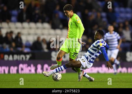 MESSWERT, GBR. NOV 20th Baba Rahman von Reading fouls Brennan Johnson von Nottingham Forest während des Sky Bet Championship-Spiels zwischen Reading und Nottingham Forest im Select Car Leasing Stadium, Reading am Samstag, 20th. November 2021. (Kredit: Jon Hobley | MI News) Kredit: MI Nachrichten & Sport /Alamy Live News Stockfoto