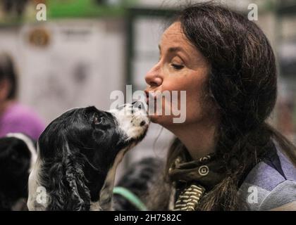 Excel Exhibition Centre, London, Großbritannien. 20th. November 2021. Besitzerin Linda mit ihrem Cocker Spaniel bei der Show. Das größte Hundeereignis Londons, Discover Dogs, kehrt nach Excel London zurück und bietet Besuchern die Möglichkeit, Hunderte von Hunden zu treffen, zu begrüßen und zu kuscheln und die Art und Weise zu feiern, wie der beste Freund des Menschen Tausenden geholfen hat und unsere alltäglichen Helden während der Pandemie waren. Die Show wird vom Kennel Club organisiert. Kredit: Imageplotter/Alamy Live Nachrichten Stockfoto