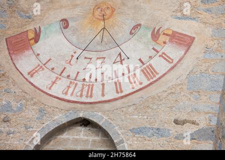 NATZ-SCHABS, ITALIEN - 13. OKTOBER 2019: Vor kurzem restaurierte Uhr und Sonnenuhr, die vor dem Glockenturm der Kirche der Stadt gemalt wurde. Stockfoto