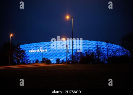 München, Deutschland. 20th. November 2021. Die Allianz Arena wird im Rahmen einer Lichtkampagne zum Internationalen Kinderrechtstag blau beleuchtet. Die vom UN-Kinderhilfswerk UNICEF initiierte Kampagne zielt darauf ab, die Aufmerksamkeit auf die Rechte der Kinder zu lenken. Quelle: Matthias Balk/dpa/Alamy Live News Stockfoto