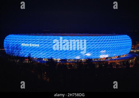 München, Deutschland. 20th. November 2021. Die Allianz Arena wird im Rahmen einer Lichtkampagne zum Internationalen Kinderrechtstag blau beleuchtet. Die vom UN-Kinderhilfswerk UNICEF initiierte Kampagne zielt darauf ab, die Aufmerksamkeit auf die Rechte der Kinder zu lenken. Quelle: Matthias Balk/dpa/Alamy Live News Stockfoto