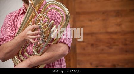 Musiker in typischen Kostümen während einer herbstlichen lokalen Feier in Eisacktal (Südtirol) Stockfoto