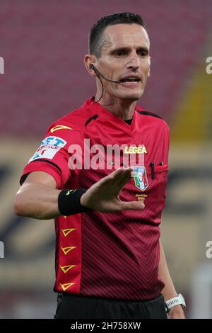 Perugia, Italien. 20th Nov, 2021. minelli daniele (arbitro sezione di varese) während AC Perugia gegen FC Crotone, Italienische Fußballmeisterschaft Liga BKT in Perugia, Italien, November 20 2021 Credit: Independent Photo Agency/Alamy Live News Stockfoto