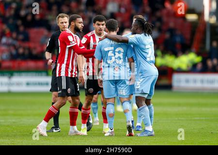 Spieler von Sheffield United und Coventry City treffen sich auf dem Spielfeld Stockfoto