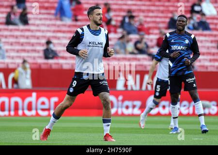 Sevilla, Sevilla, Spanien. 20th. November 2021. Joselu von Deportivo Alaves während des La Liga Santader-Spiels zwischen Sevilla CF und Deportivo Alaves bei Ramon Sanchez Pizjuan in Sevilla, Spanien, am 20. November 2021. (Bild: © Jose Luis Contreras/DAX via ZUMA Press Wire) Stockfoto