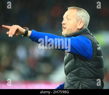 Swansea.com Stadium, Swansea, Großbritannien. 20th. November 2021. EFL Championship Football, Swansea versus Blackpool; Neil Critchley, Manager von Blackpool ruft Anweisungen während des Spiels Credit: Action Plus Sports/Alamy Live News Stockfoto