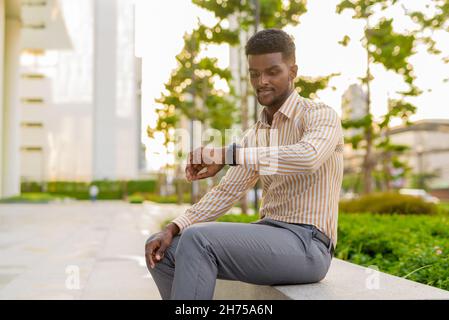 Porträt eines jungen hübschen afrikanischen Geschäftsmannes in stilvoller Kleidung Stockfoto