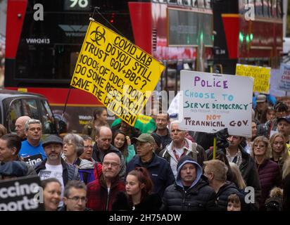 London, Großbritannien. 20th. November 2021. Tausende von Menschen, die gegen den Impfstoff waren, demonstrieren im Zentrum von London. Sie sind fest davon überzeugt, dass Kinder und Erwachsene nicht gezwungen werden sollten, geimpft zu werden. Österreich hat gerade angekündigt, dass es ab Dienstag eine nationale Sperre hat. Kredit: Mark Thomas/Alamy Live Nachrichten Stockfoto