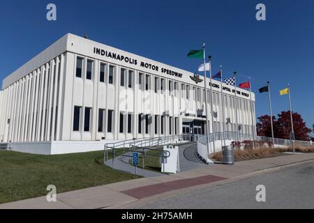 Indianapolis - circa November 2021: Indianapolis Motor Speedway Hall of Fame Gebäude und Museum. IMS ist der Gastgeber der Indy 500 und Brickyard 400 und der R Stockfoto