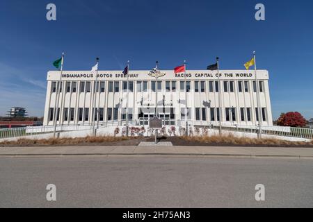 Indianapolis - circa November 2021: Indianapolis Motor Speedway Hall of Fame Gebäude und Museum. IMS ist der Gastgeber der Indy 500 und Brickyard 400 und der R Stockfoto