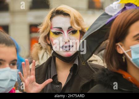 Die lgtbiq-Gemeinschaft demonstriert gegen Diskriminierung: Mobbing an der Schule und Ablehnung bei Jobs oder auf der Suche nach einem Zuhause. Unterdrückung, die unerträgliche Ausmass erreicht und noch schrecklicher gegen Transgender ist die lgtbiq-Bewegung beschuldigt den Diskurs und die Politik der Volkspartei und der rechtsextremen Partei Vox mit einem macho-, rassistischen, homophoben und transphobischen Diskurs, ihrem Francoismus und ihrem Hass gegen die kämpferische Linke, Die lgtbiq-Bewegung weist darauf hin, dass die von Isabel Díaz Ayuso geführte Gemeinschaft von Madrid ein klares Beispiel ist. Das Recht auf Abtreibung in p Stockfoto