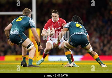 Der walisische Josh Adams (Mitte) tritt beim Autumn International-Spiel im Fürstentum Stadium in Cardiff gegen die Australier Izack Rodda (links) und Rob Leota an. Bilddatum: Samstag, 20. November 2021. Stockfoto