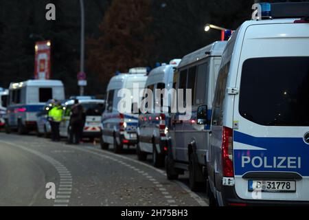 Berlin, Deutschland. 20th. November 2021. Fußball: Bundesliga, 1. FC Union Berlin - Hertha BSC, Matchday 12. Polizeiautos werden auf der Straße beim Stadion geparkt. Quelle: Paul Zinken/dpa/Alamy Live News Stockfoto