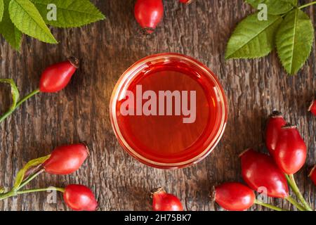 Eine Schüssel Hagebuttenkernöl - natürliches kosmetisches Produkt Stockfoto