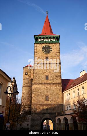 JICIN, TSCHECHISCHE REPUBLIK - 31. OKTOBER 2021: Valdicka brana oder das Valdice-Tor am Valdstejnovo namesti oder am Wallenstein-Platz Stockfoto