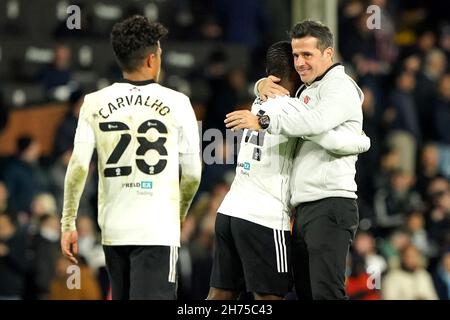 Fulham-Manager Marco Silva (rechts) feiert mit den Spielern Fabio Carvalho (links) und Jean Michael Seri nach dem Sieg am Ende des Sky Bet Championship-Spiels im Craven Cottage, London. Bilddatum: Samstag, 20. November 2021. Stockfoto