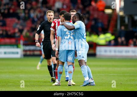 Sheffield, Großbritannien. 20th. November 2021. Spieler von Sheffield United und Coventry City treffen sich am 11/20/2021 auf dem Spielfeld in Sheffield, Großbritannien. (Foto von Ben Early/News Images/Sipa USA) Quelle: SIPA USA/Alamy Live News Stockfoto