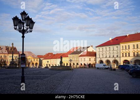 JICIN, TSCHECHISCHE REPUBLIK - 31. OKTOBER 2021: Farbenfrohe Häuser am Valdstejnovo namesti oder am Wallenstein-Platz im Herbst Stockfoto