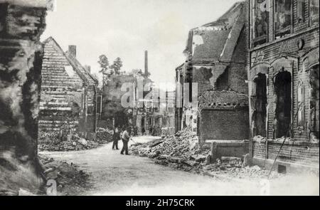 Eine historische Ansicht von beschädigten Häusern in Albert, Somme, Frankreich, während des Ersten Weltkriegs. CA. 1916. Stockfoto