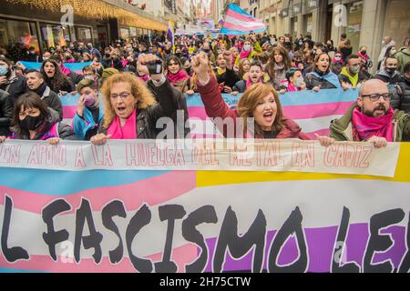 Madrid, Madrid, Spanien. 20th. November 2021. Die lgtbiq-Gemeinschaft demonstriert gegen Diskriminierung: Mobbing an der Schule und Ablehnung bei Jobs oder auf der Suche nach einem Zuhause. Unterdrückung, die unerträgliche Ausmass erreicht und noch schrecklicher gegen Transgender ist.die lgtbiq-Bewegung beschuldigt den Diskurs und die Politik der Volkspartei und der rechtsextremen Partei Vox mit einem macho-, rassistischen, homophoben und transphobischen Diskurs, ihrem Francoismus und ihrem Hass gegen die kämpferische Linke, Die lgtbiq-Bewegung weist darauf hin, dass die Gemeinschaft von Madrid unter der Leitung von Isabel DÃÂ-az Ayuso i. Stockfoto