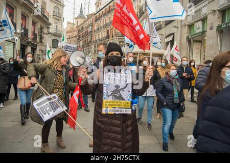 Madrid, Madrid, Spanien. 20th. November 2021. Hunderte von Justizbeamten aus ganz Spanien haben diesen Samstag in Madrid gegen die „Blockade des Finanzministeriums zur Gehaltserhöhung“ des vom Ministerium abhängigen Personals demonstriert und den Justizminister Pilar Llop gebeten, „ihr Gesicht zu zeigen. (Bild: © Alberto Sibaja/Pacific Press via ZUMA Press Wire) Stockfoto