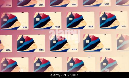 Abstrakter Stapel von Visa-Kredit- und Debitkarten auf farbigem Hintergrund. Bewegung. Reihen von Bankkarten, die neues Design, Konzept des Geldes und Online veranschaulichen Stockfoto